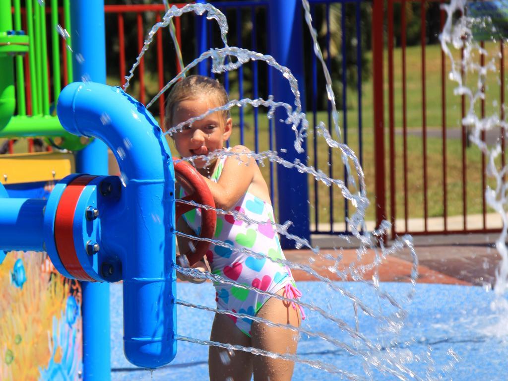 Ingenia Holidays Cairns Coconut Экстерьер фото A child playing at the water park