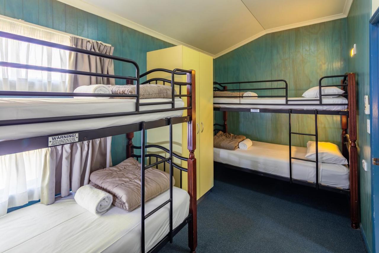 Ingenia Holidays Cairns Coconut Экстерьер фото A typical room at a backpacker hostel in Australia