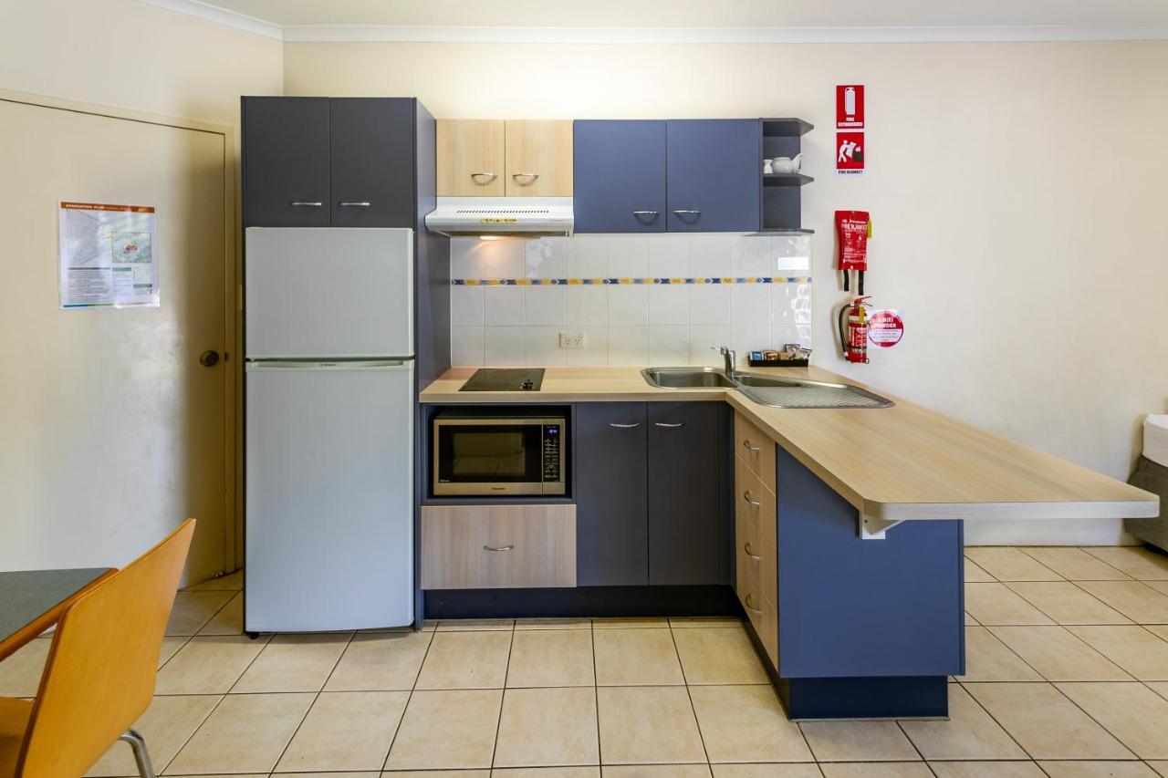 Ingenia Holidays Cairns Coconut Экстерьер фото A typical kitchen in a student apartment